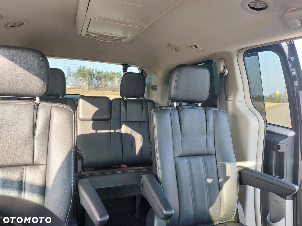 Chrysler Town & Country 3.6 Limited - 19