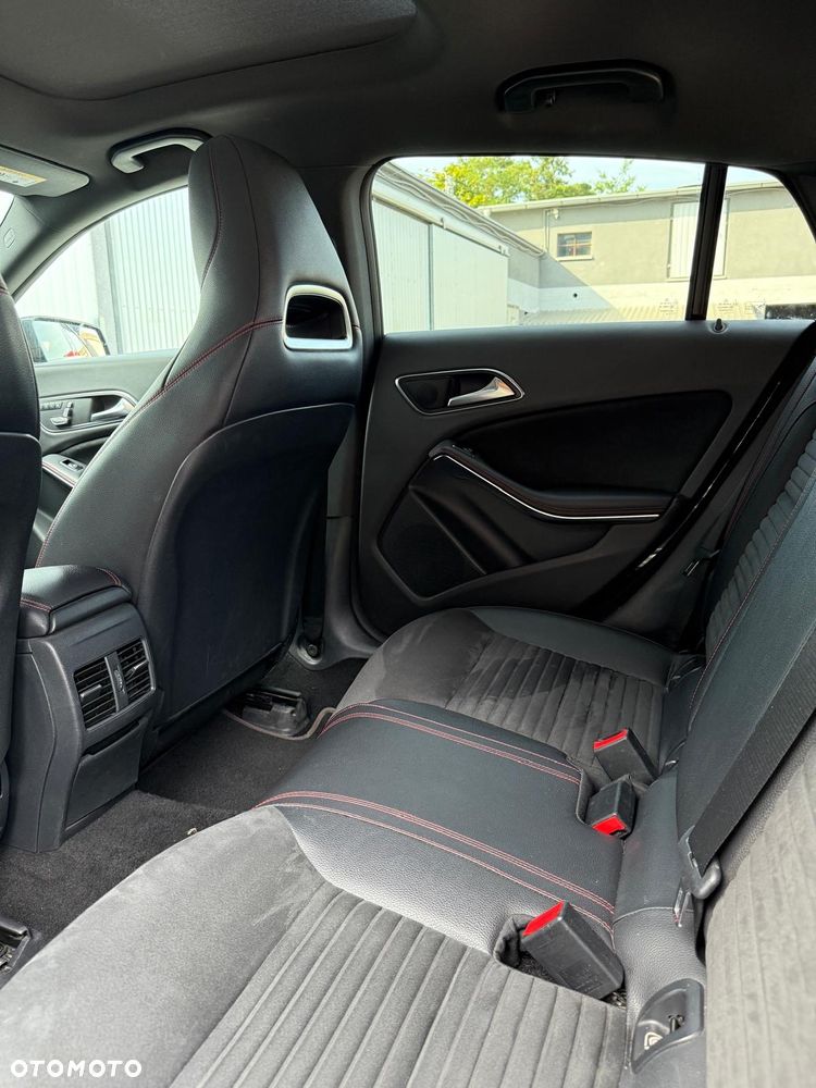 Mercedes-Benz CLA 220 4-Matic - 12