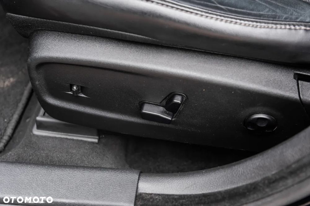 Lancia Thema 3.6 Executive AWD - 34