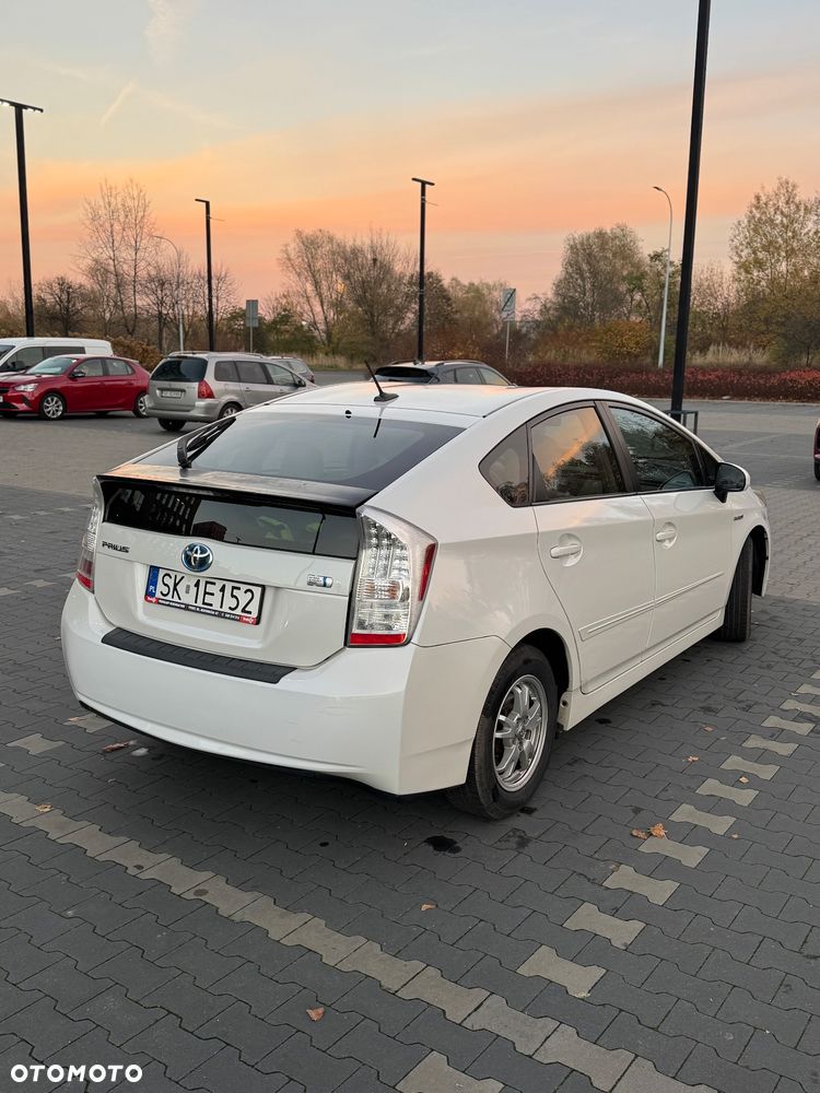 Toyota Prius (Hybrid) - 4