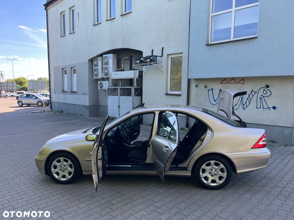 Mercedes-Benz Klasa C 240 4Matic Elegance - 17