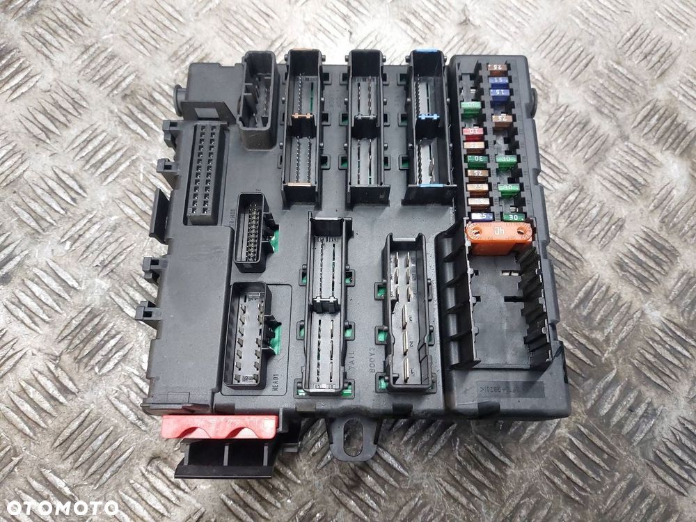 SKRZYNKA BEZPIECZNIKÓW PRZEKAŹNIKÓW SAAB 9-3 II 12795734 - 1