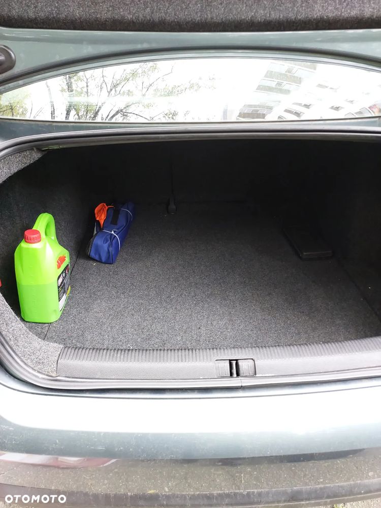 Volkswagen Jetta 1.6 FSI Trendline - 13