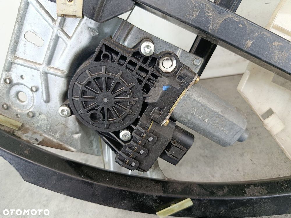 PODNOŚNIK SZYBY PRAWY TYŁ Z STELAŻEM AUDI A4 B5 8D0839400A - 4
