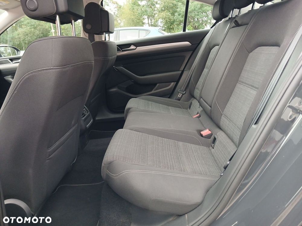 Volkswagen Passat - 17