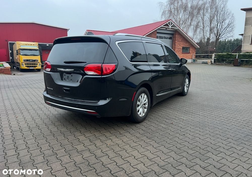 Chrysler Pacifica - 3