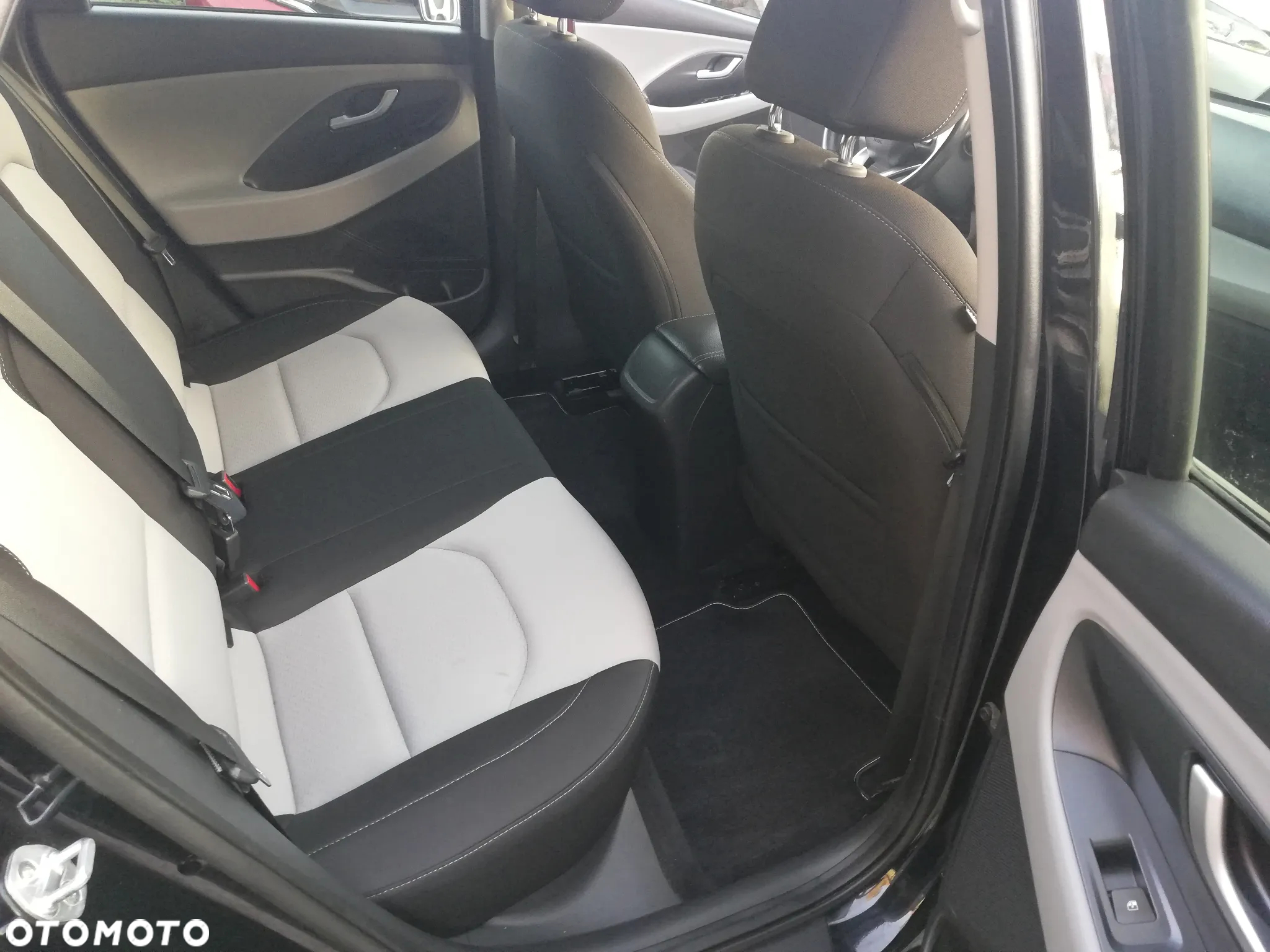 Hyundai i30 1.6 CRDi BlueDrive Premium - 11