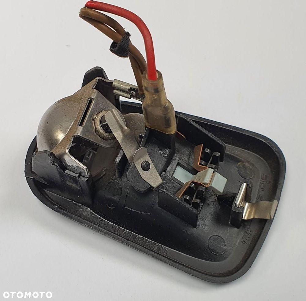 LAMPKA OŚWIETLENIE WNĘTRZA PRAWY TYŁ MERCEDES W126 - 2
