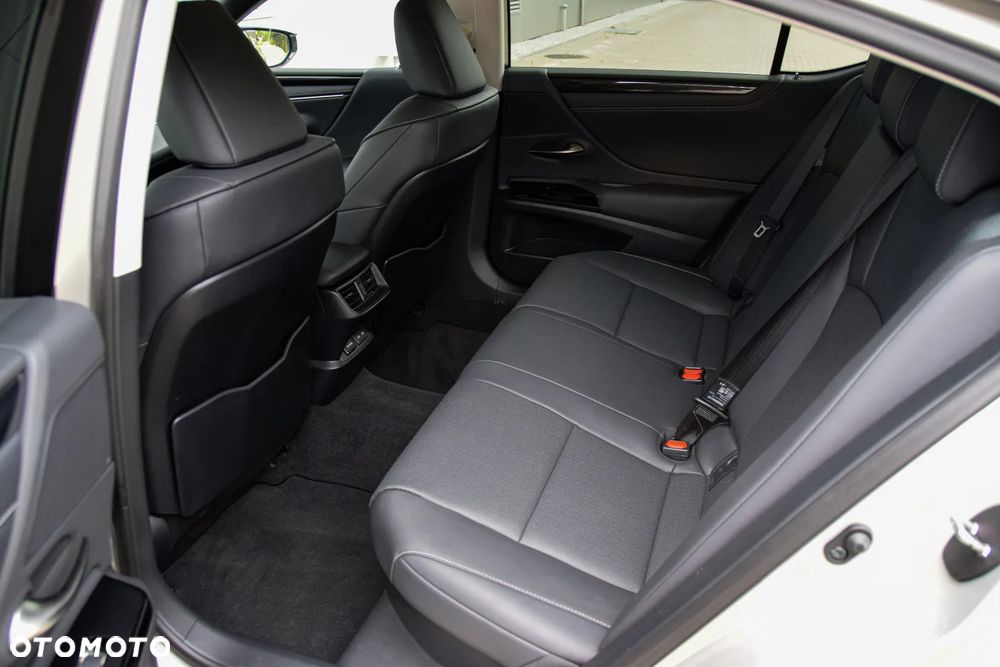 Lexus ES 300h Business Edition - 9