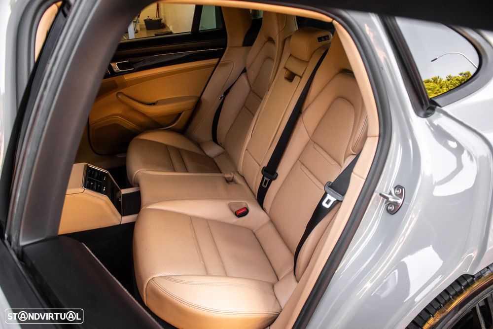 Porsche Panamera 4 E-Hybrid - 32