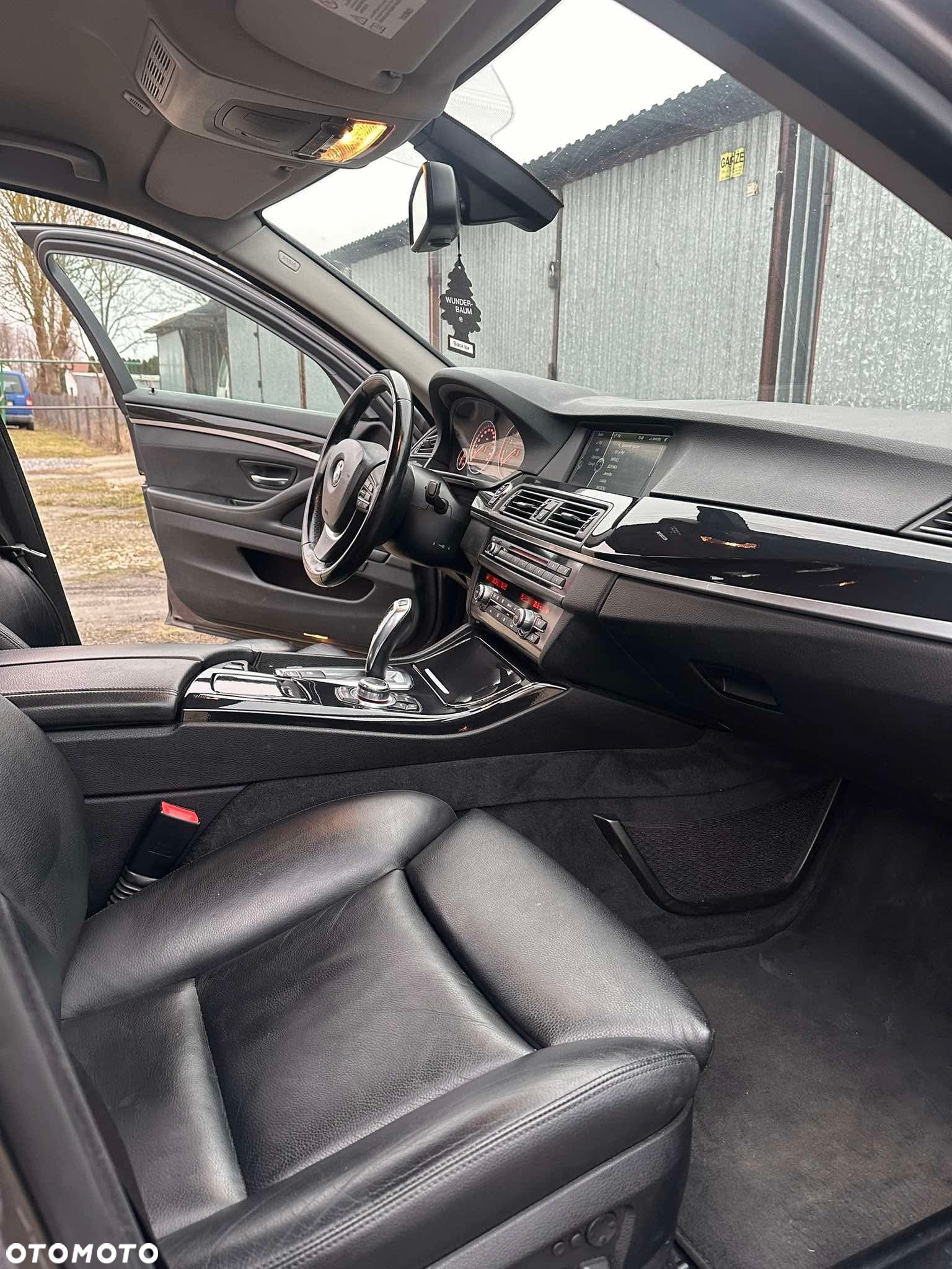 BMW Seria 5 523i Touring - 13
