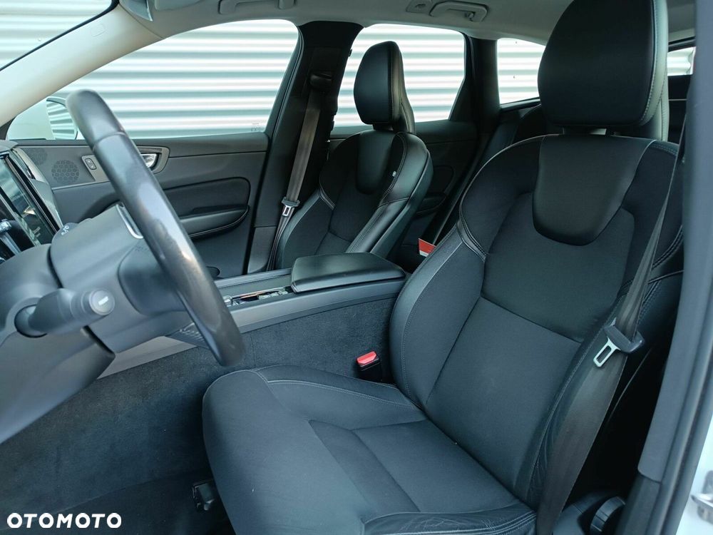 Volvo XC 60 T4 Momentum Pro - 13