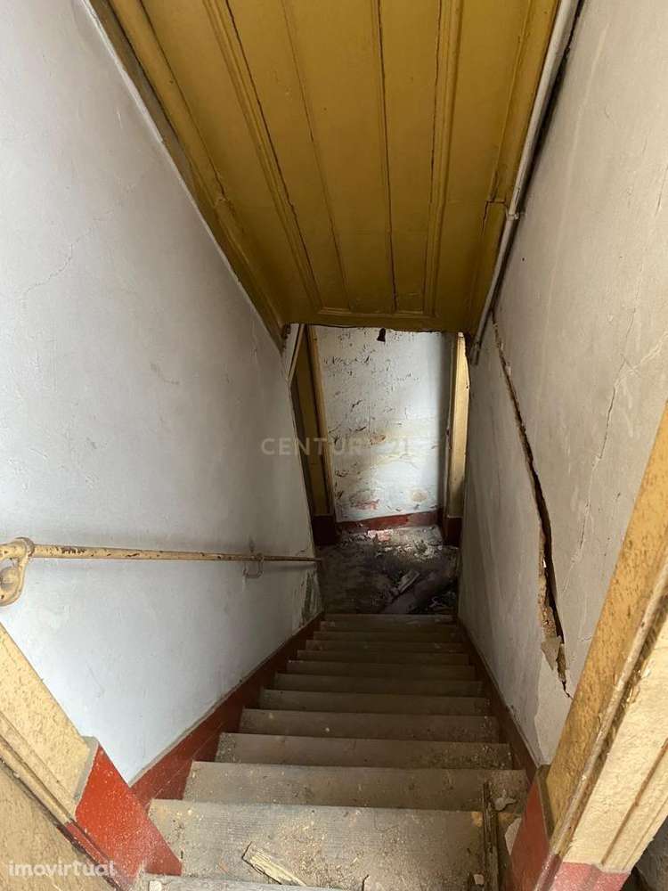 Prédio com 3 pisos e logradouro para remodelação total e localizado em - Grande imagem: 4/17