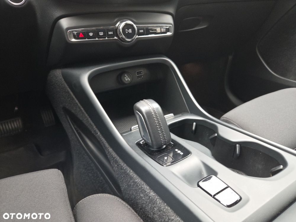 Volvo XC 40 T3 Momentum Pro - 24
