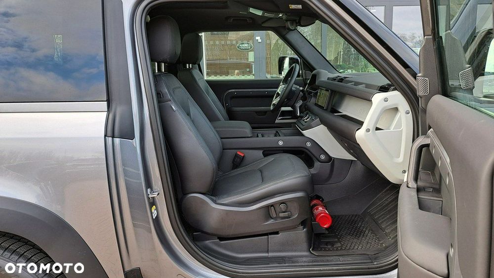 Land Rover Defender - 22