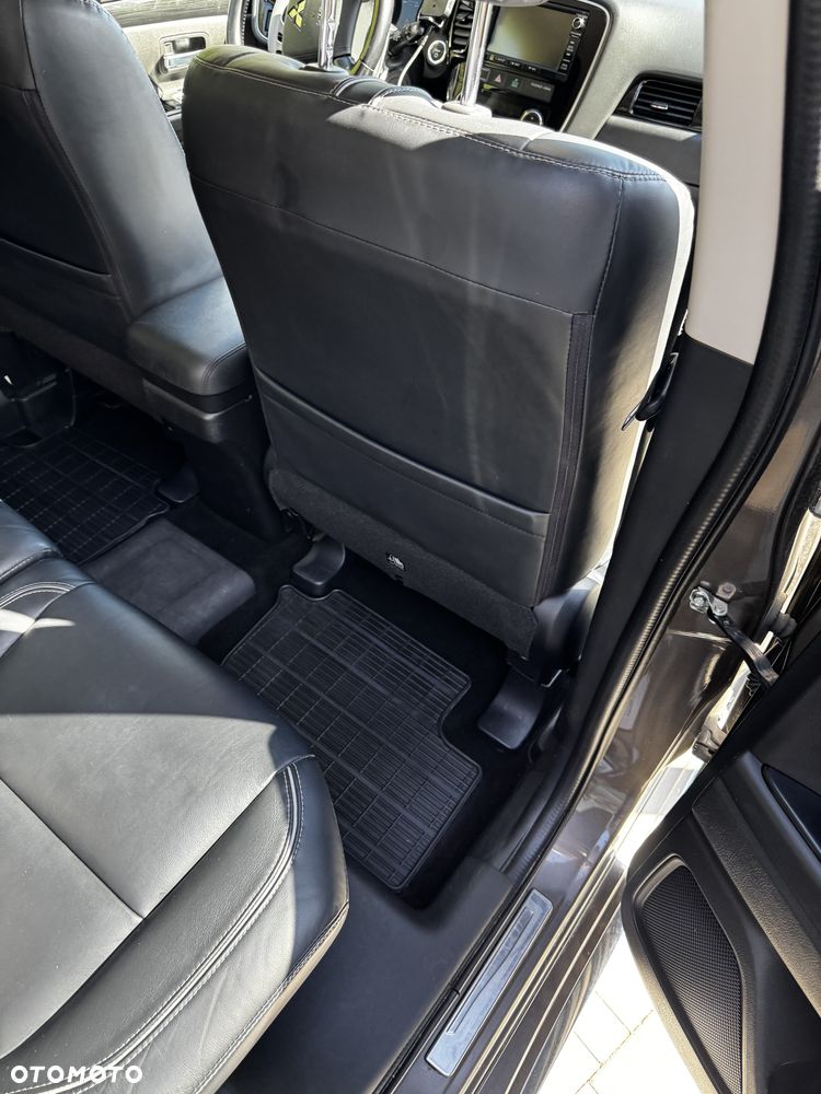 Mitsubishi Outlander Instyle NAVI + - 16