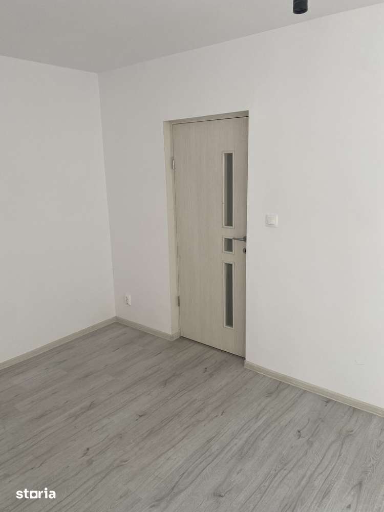 GARSONIERĂ RENOVATĂ DE VÂNZARE — fotografia 1