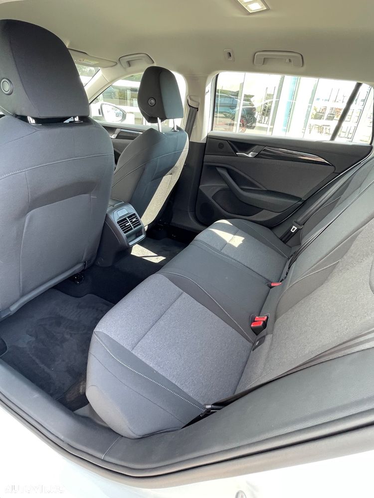 Volkswagen Passat 1.5 eTSI DSG MHEV Base - 11