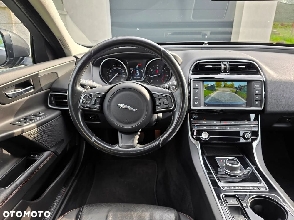 Jaguar XE E-Performance Pure - 11