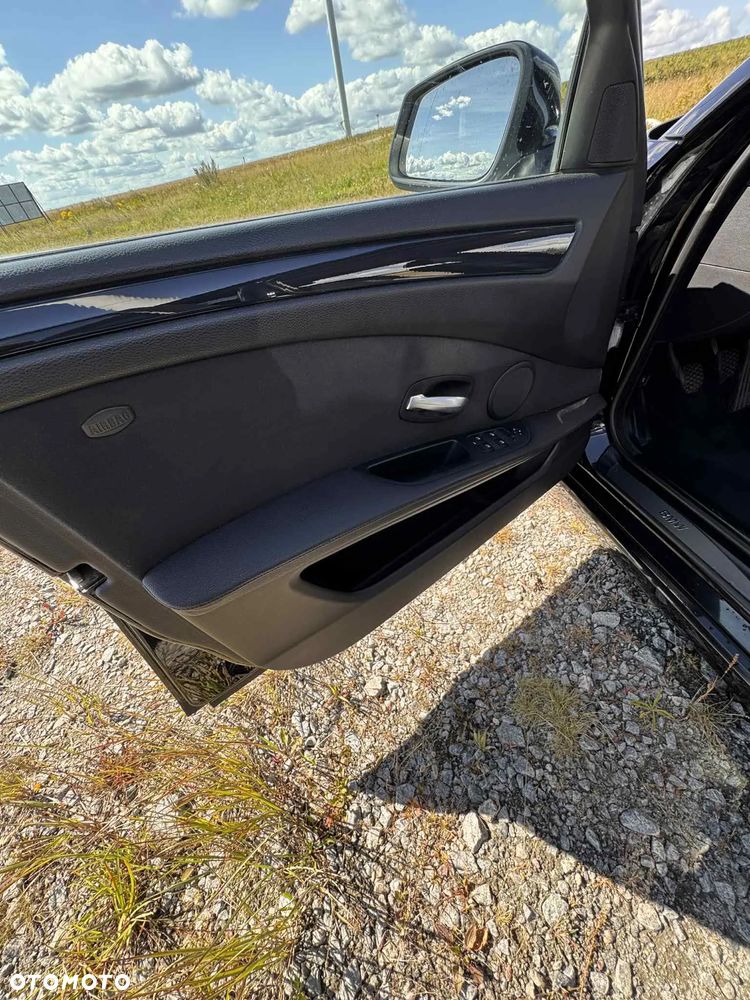 BMW Seria 5 525d - 23