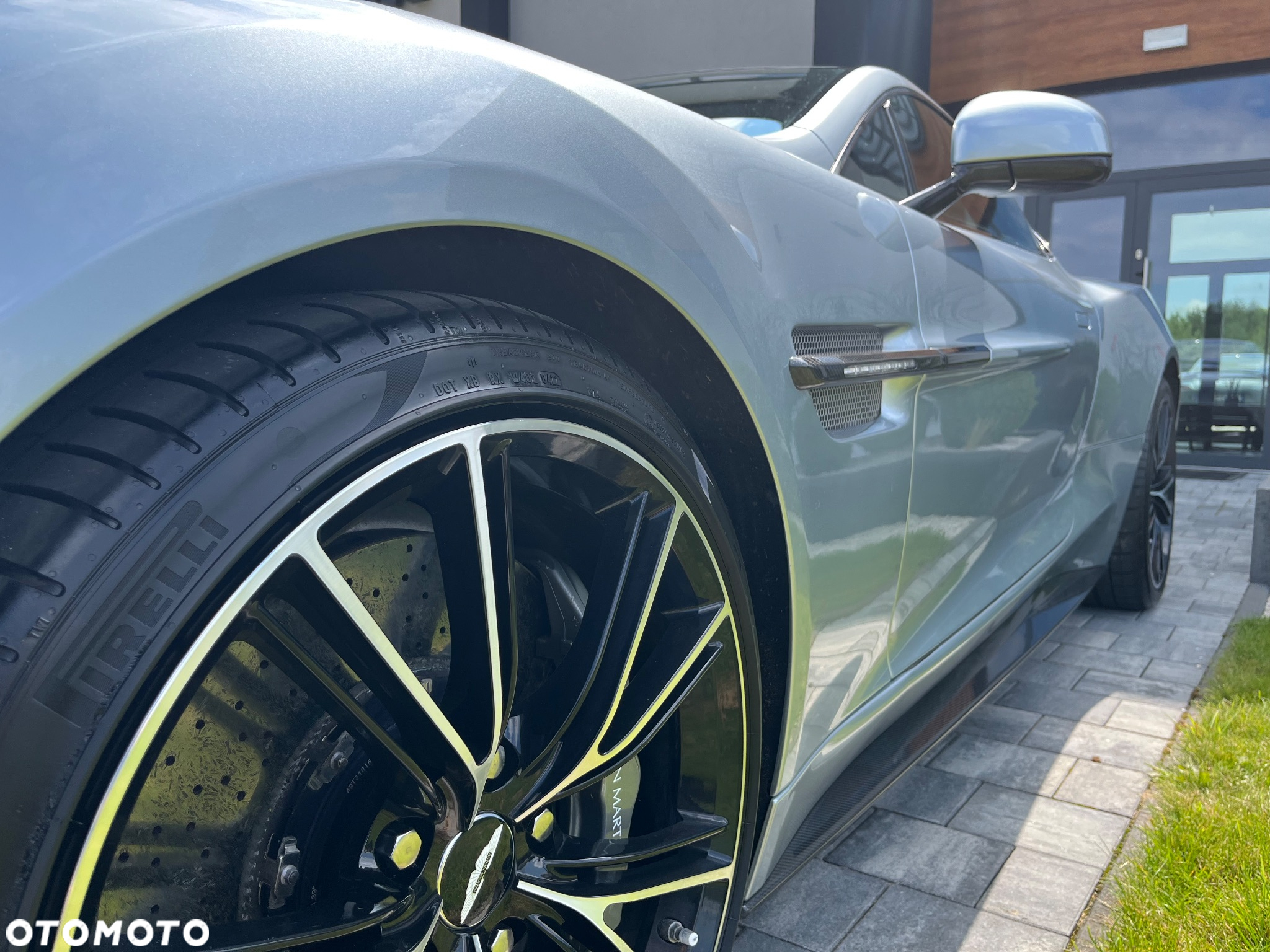 Aston Martin Vanquish - 14