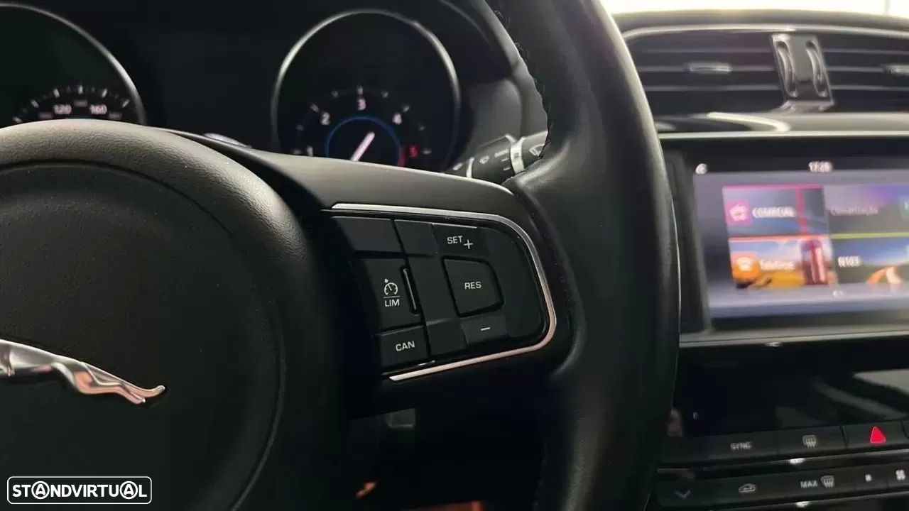 Jaguar XE E-Performance Prestige - 31