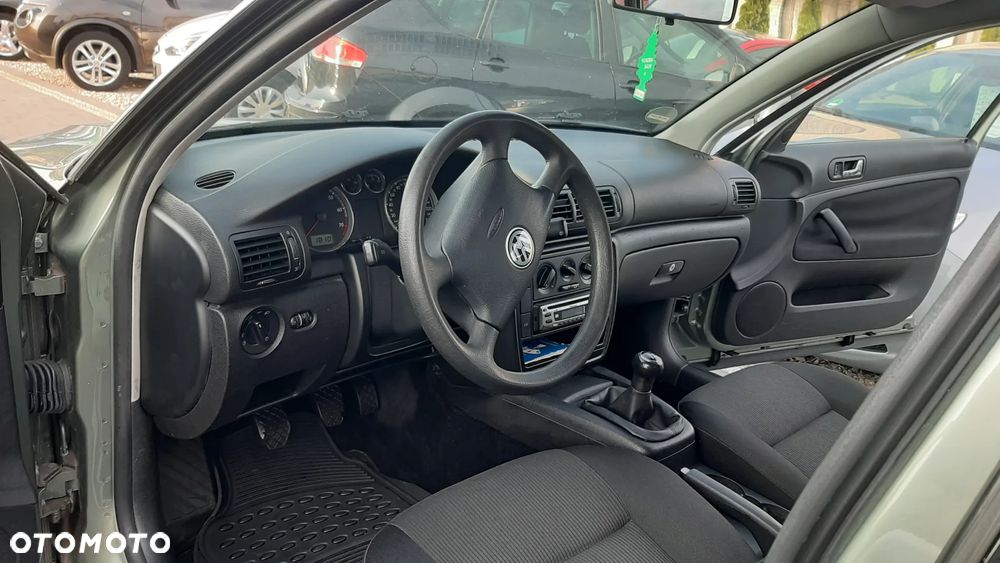 Volkswagen Passat 1.6 - 9
