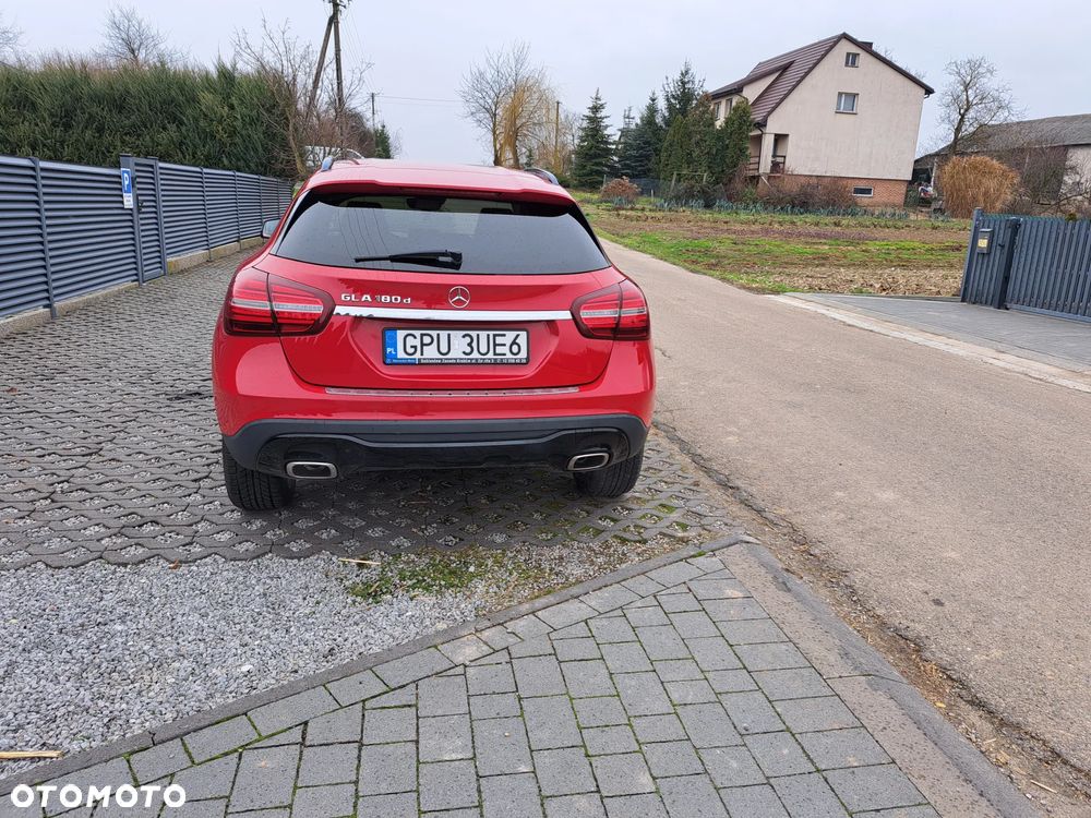 Mercedes-Benz GLA 180 d 7G-DCT Urban - 4
