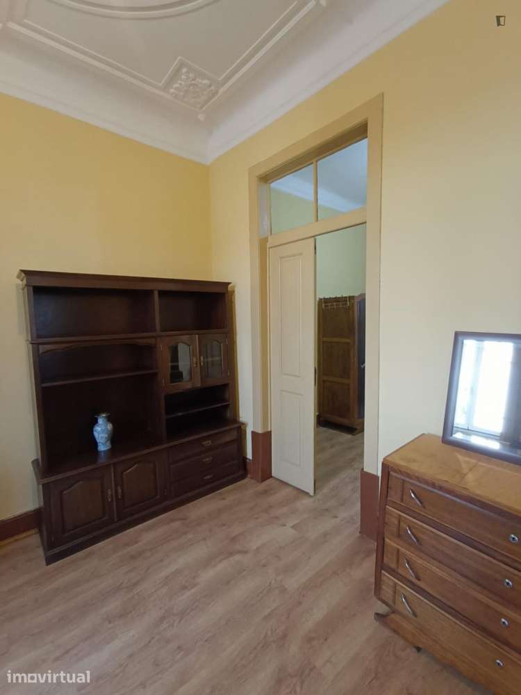 Quarto - localizado em Montes Claros Coimbra - Grande imagem: 3/40
