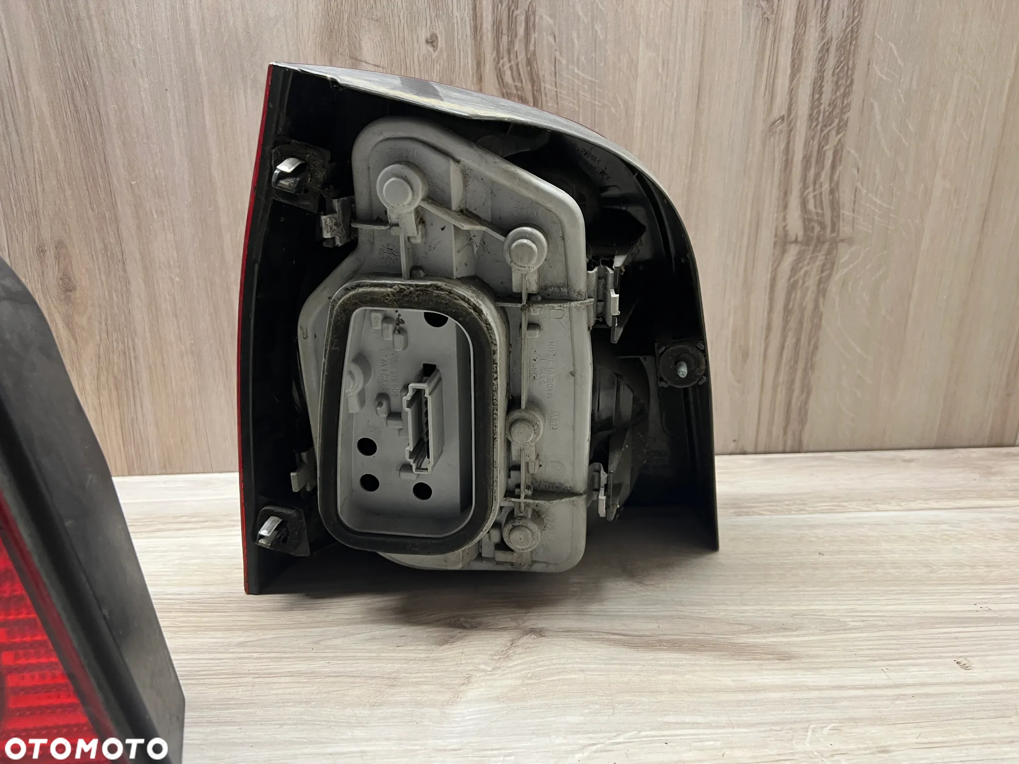 LAMPA TYLNA PRAWA POLO 9N - 2