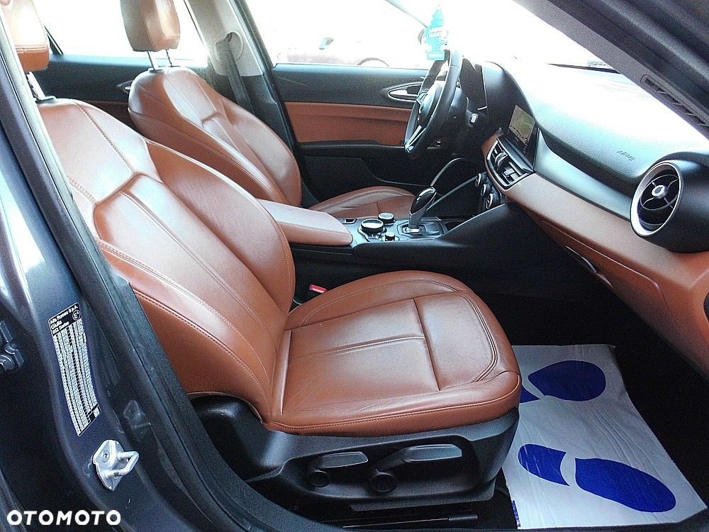 Alfa Romeo Giulia 2.2 AT8 Business - 4