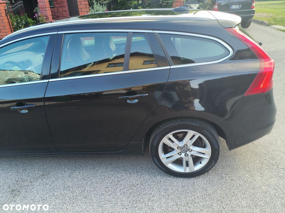 Volvo V60 D6 AWD Plug-in Hybrid R-Design Momentum - 27