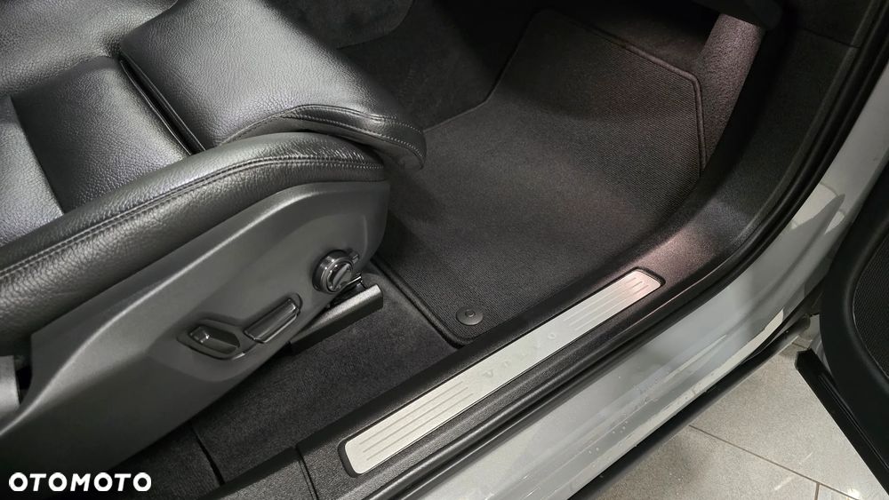Volvo XC 60 B4 D Plus Dark - 22