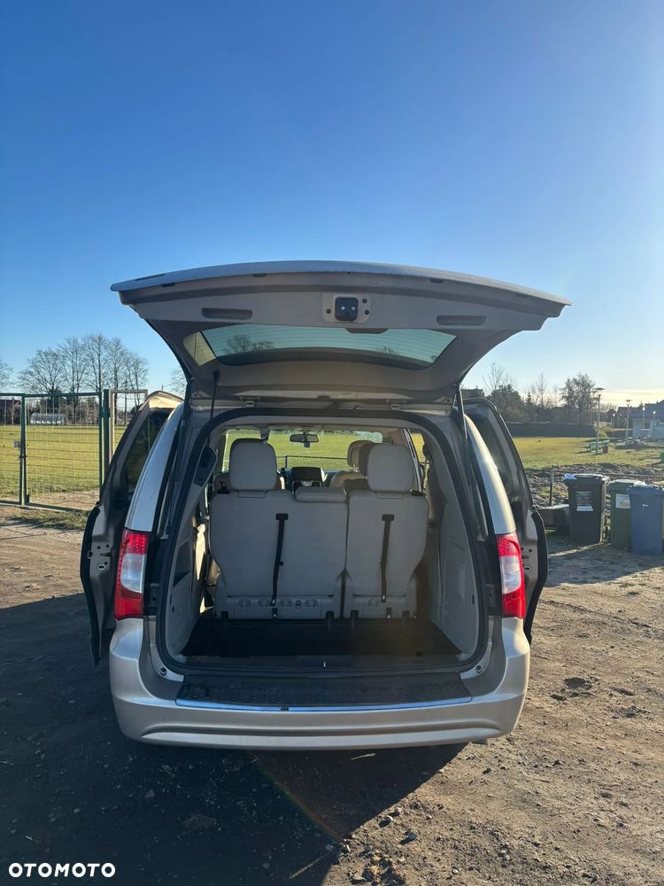 Chrysler Town & Country - 9