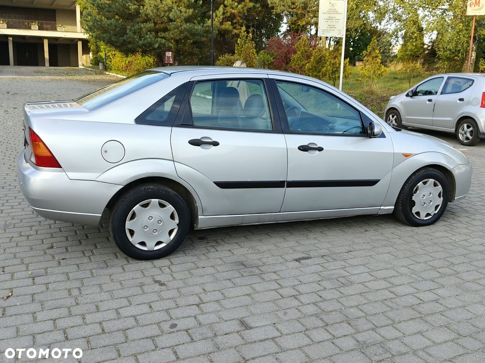Ford Focus 1.6 Ghia - 26