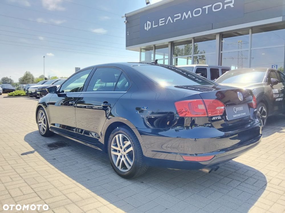 Volkswagen Jetta 2.0 TDI Highline - 3