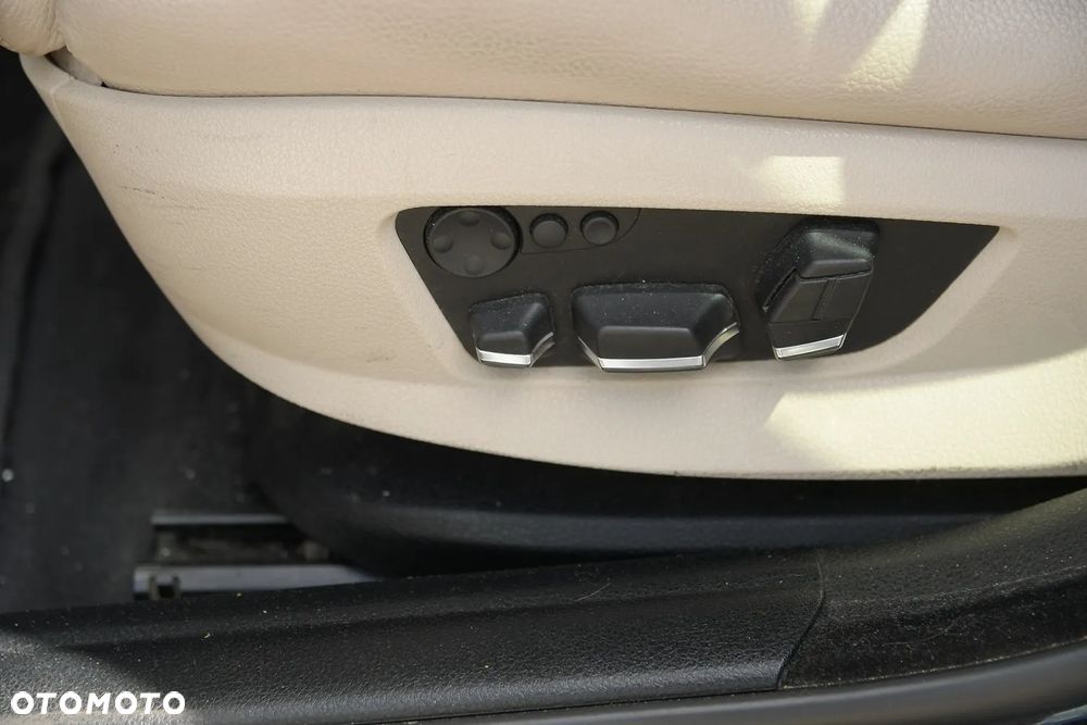 BMW Seria 5 525d - 24