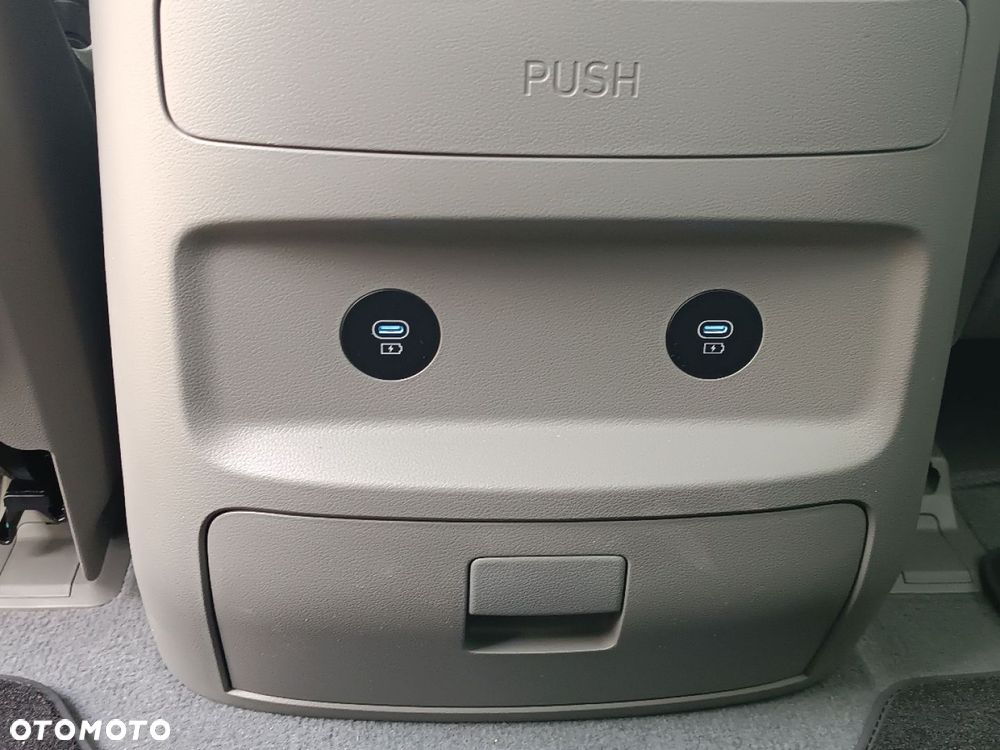 Hyundai Staria 1.6 T-GDI HEV Luxury - 40