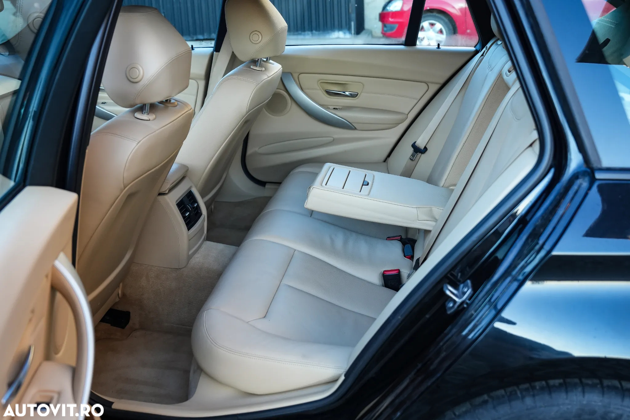 BMW Seria 3 318i Touring - 10