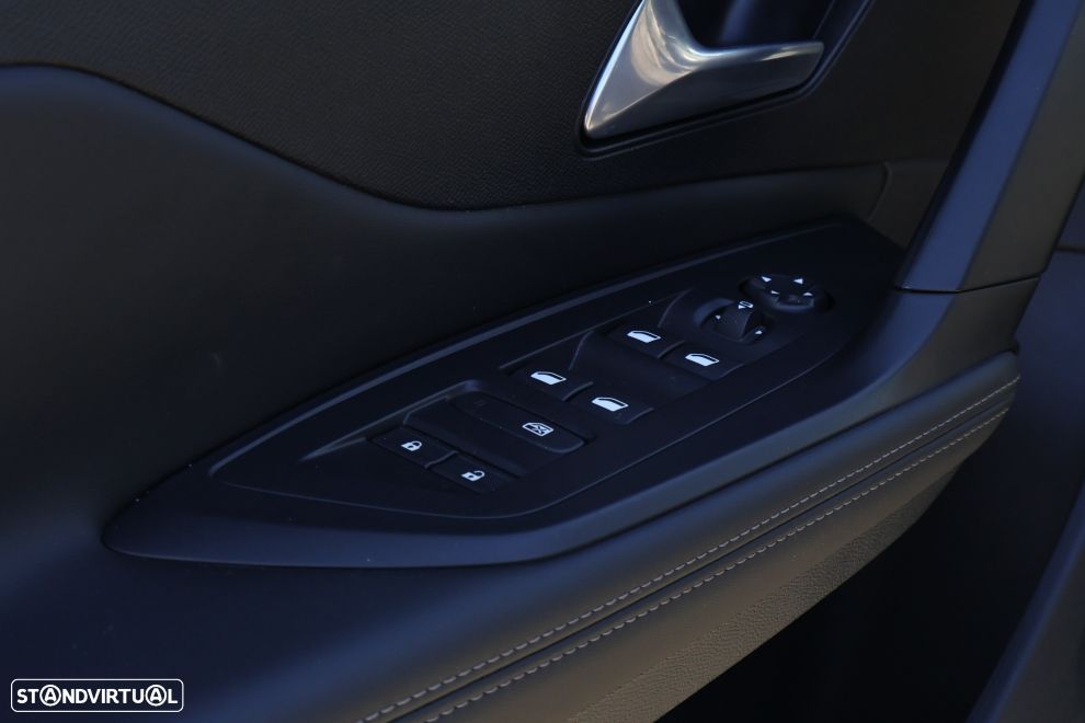 Peugeot 408 1.6 Hybrid Allure e-EAT8 - 17