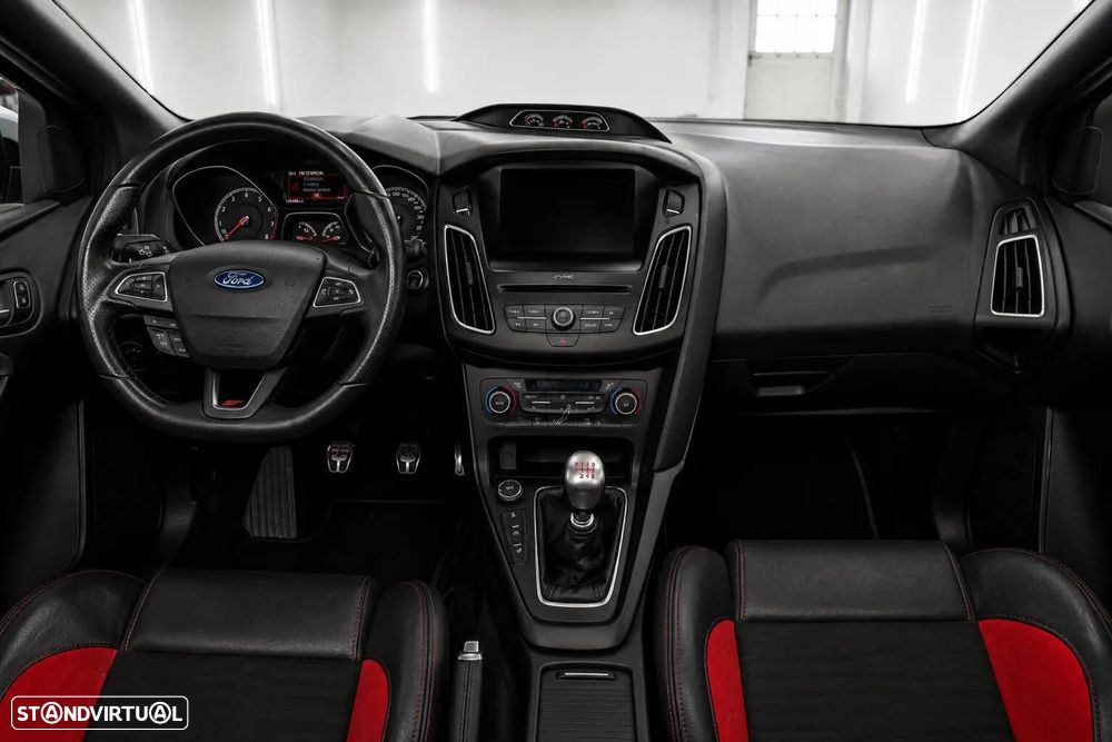 Ford Focus 2.0 EcoBoost ST c/ Pack Pele Desportiva - 19