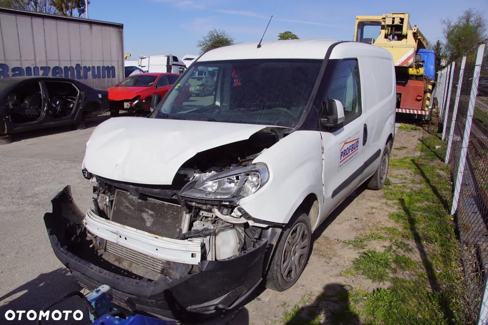 Auto na części - Fiat Doblo II Lift 1.3 MultiJet 90 KM 263A2000 C510 249 2016R Silnik Skrzynia Drzwi Błotnik Zderzak Lampa Klamka Lusterko Szyba Deska Kokpit Sterownik Moduł Czujnik Licznik Wyświetlacz Panel Kierownica - 7