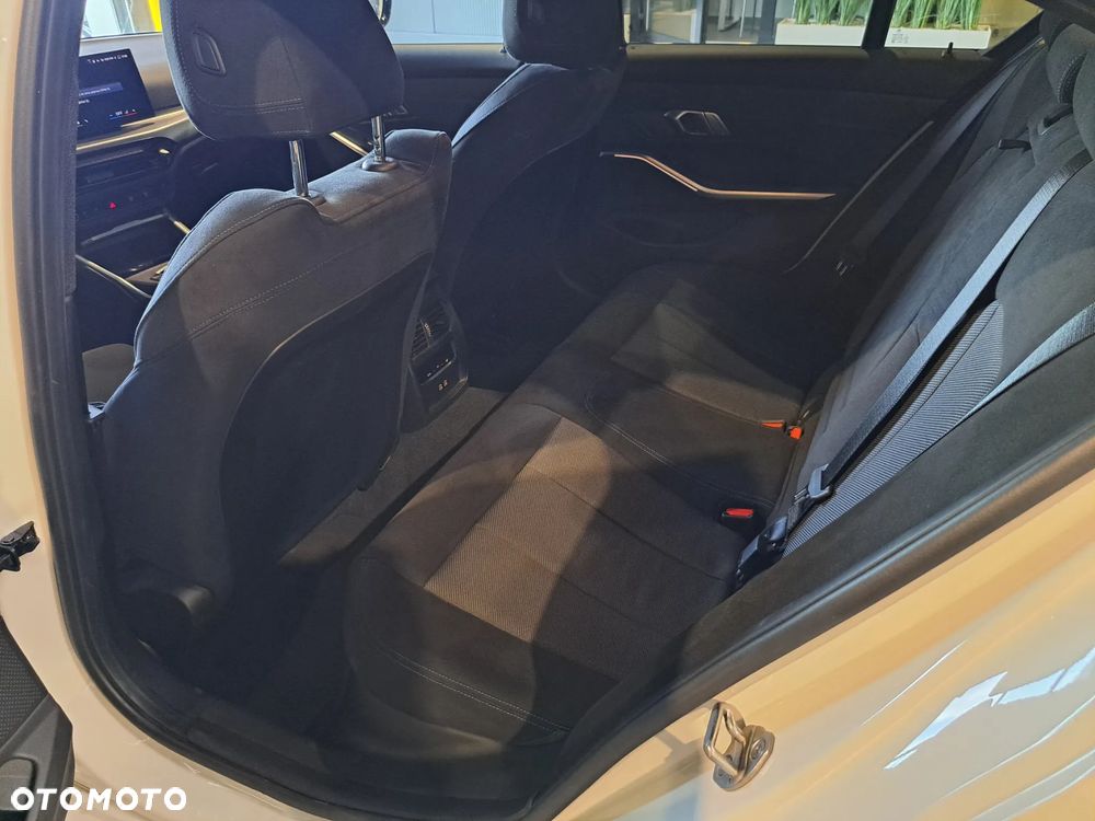 BMW Seria 3 320i M Sport - 12