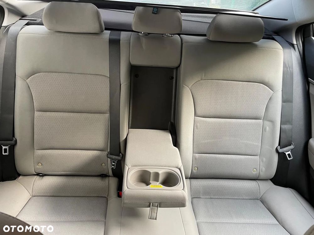 Hyundai Elantra 1.6 Comfort - 13