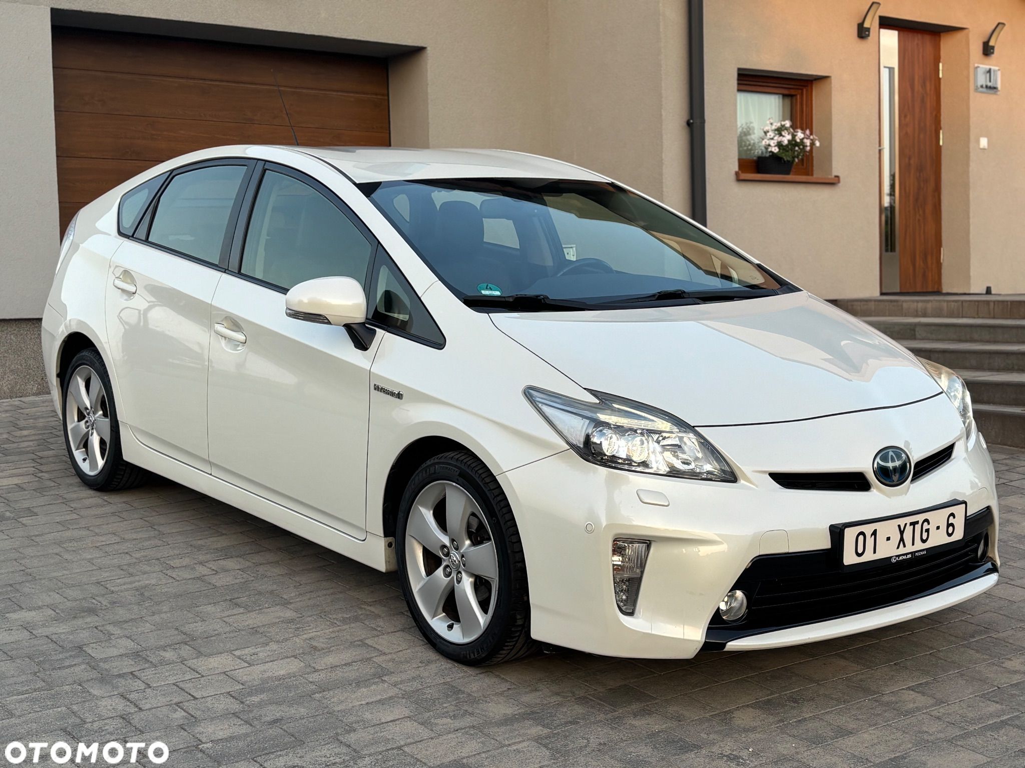 Toyota Prius 1.8 HSD Prestige - 1