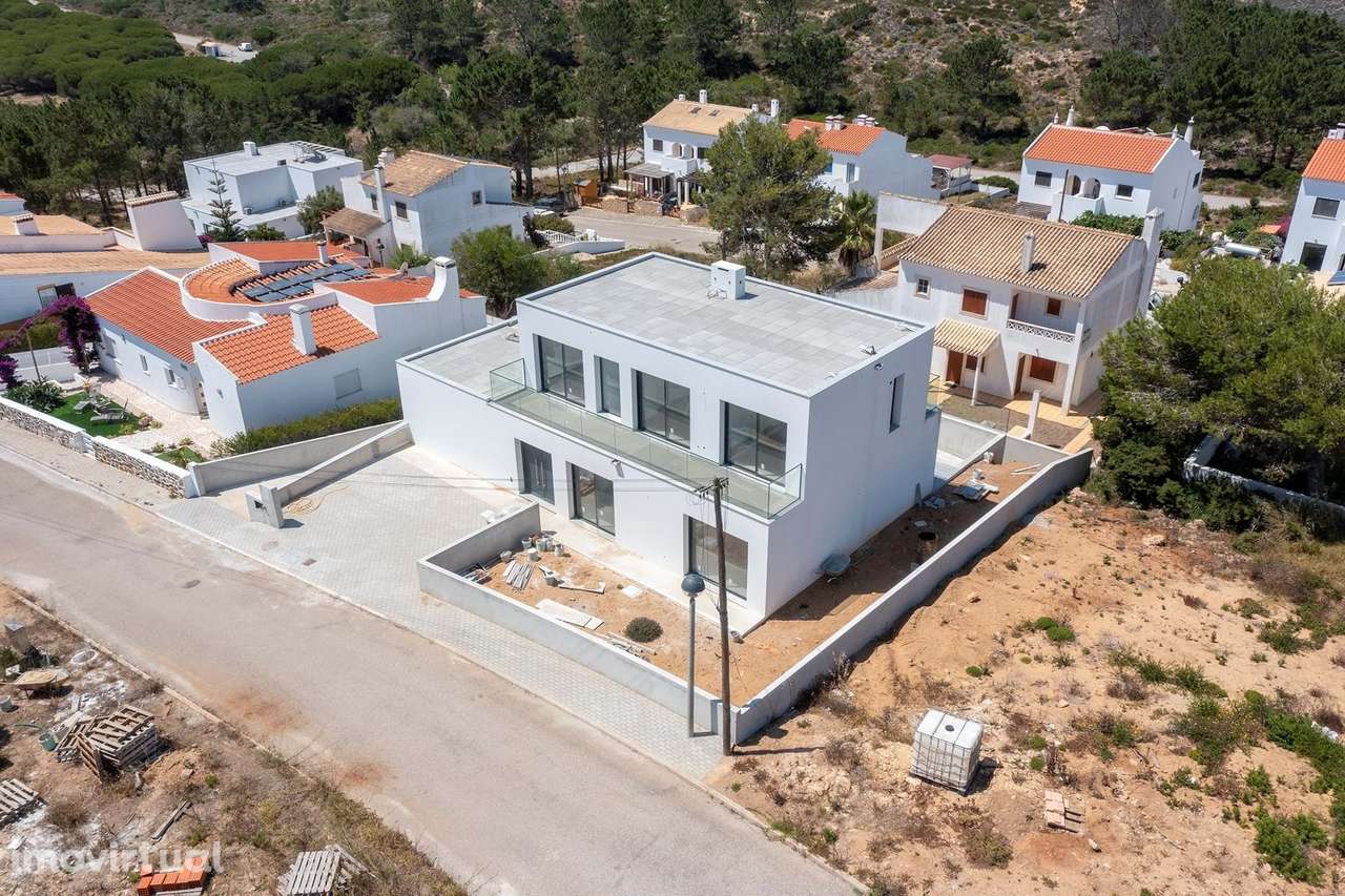 MORADIA MODERNA T4 EM CONSTRUÇÃO COM PISCINA; GARAGEM E VISTAS DISTANT - Grande imagem: 2/13