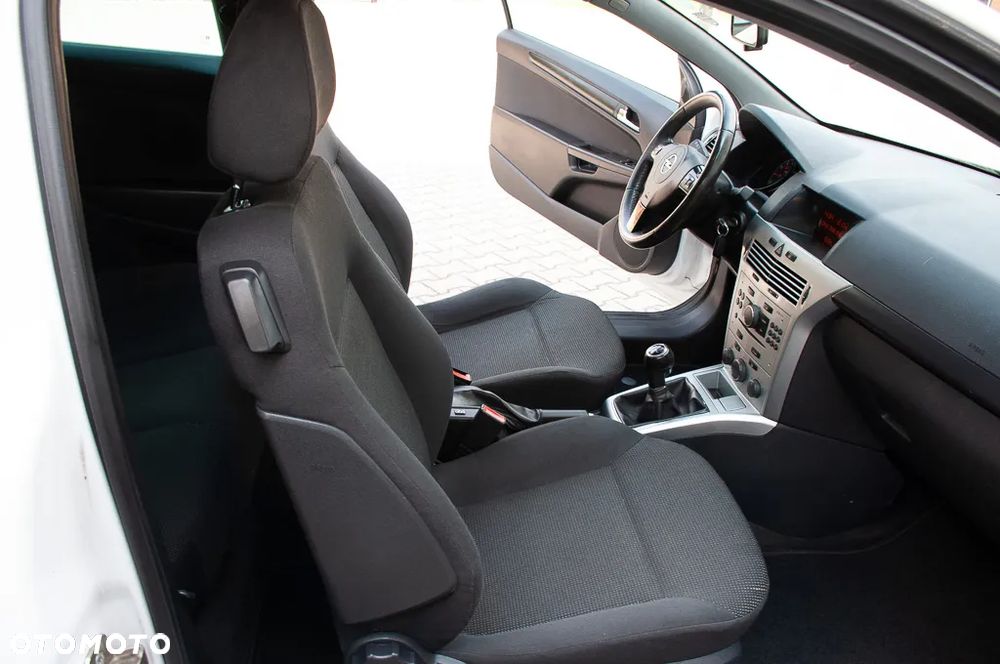 Opel Astra GTC 1.6 Black&White - 31