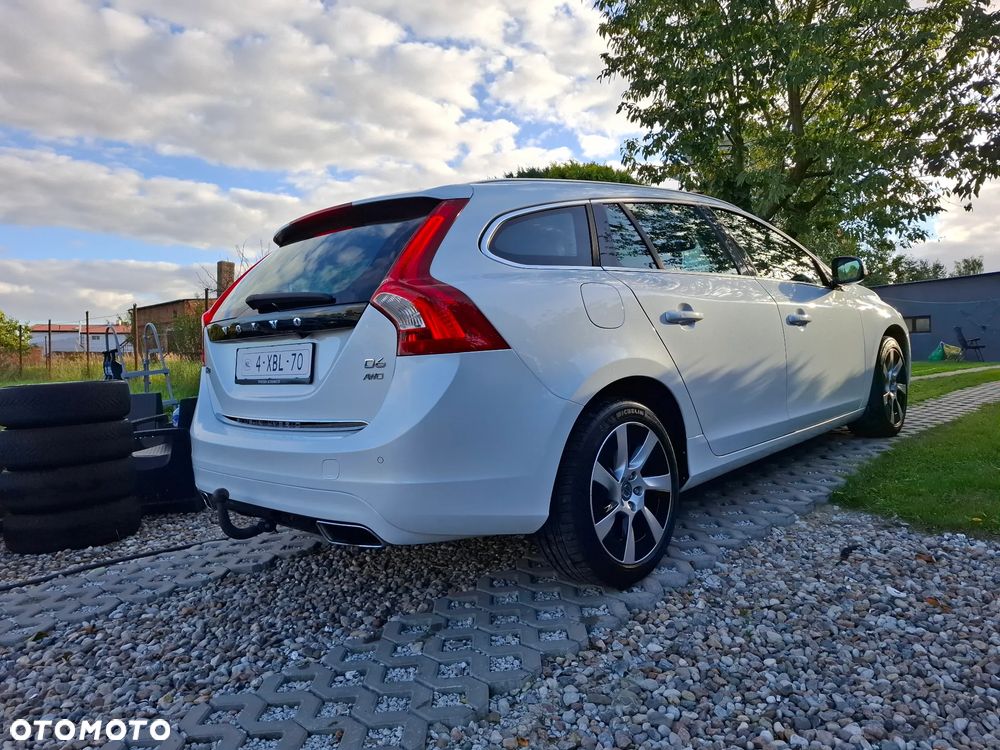 Volvo V60 D6 AWD Plug-in Hybrid R-Design Summum - 32
