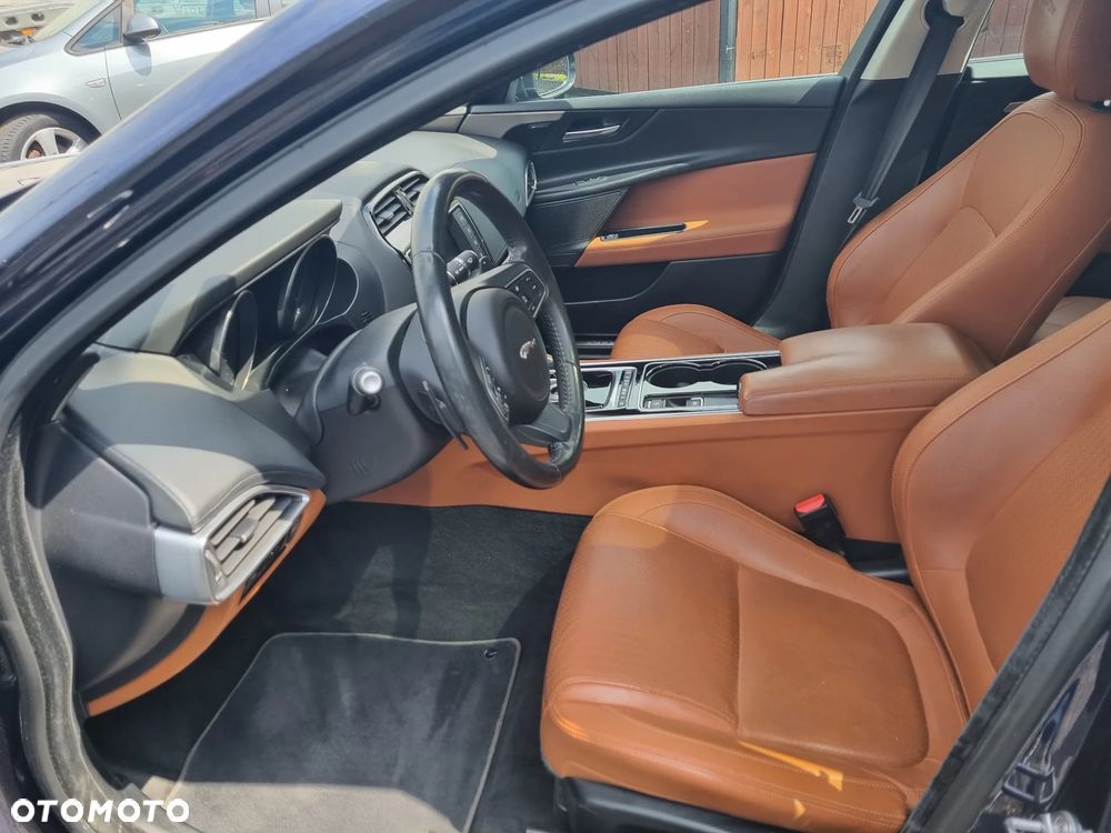 Jaguar XE 2.0 D AWD Portfolio - 9