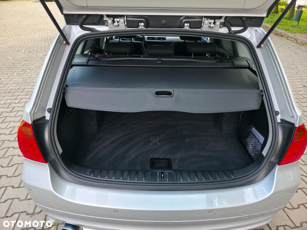 BMW Seria 3 318i Touring - 29